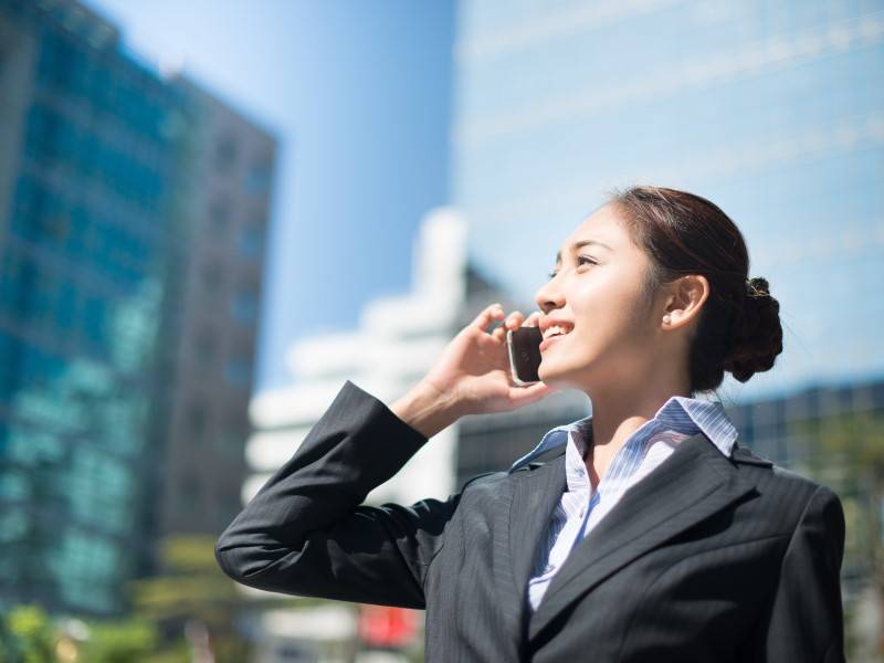  男生為何喜歡胸大的女生？從偏好到產業的深度解析 